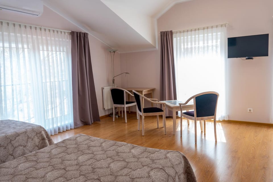 Communal lounge/ TV room, Bed, TV and multimedia, Living room, Seating area, Bedroom, air conditioner