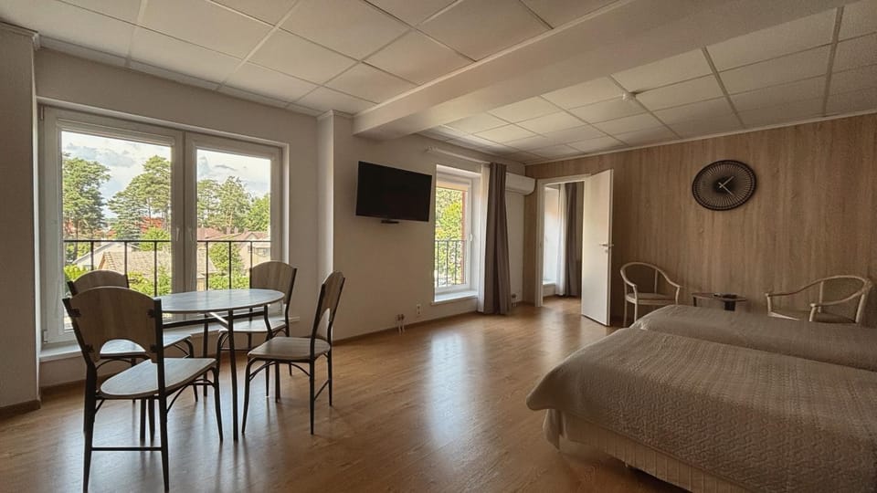 Bed, TV and multimedia, Bedroom