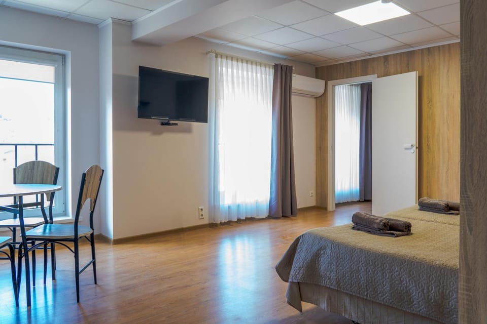 Communal lounge/ TV room, Bed, TV and multimedia, Seating area, Bedroom