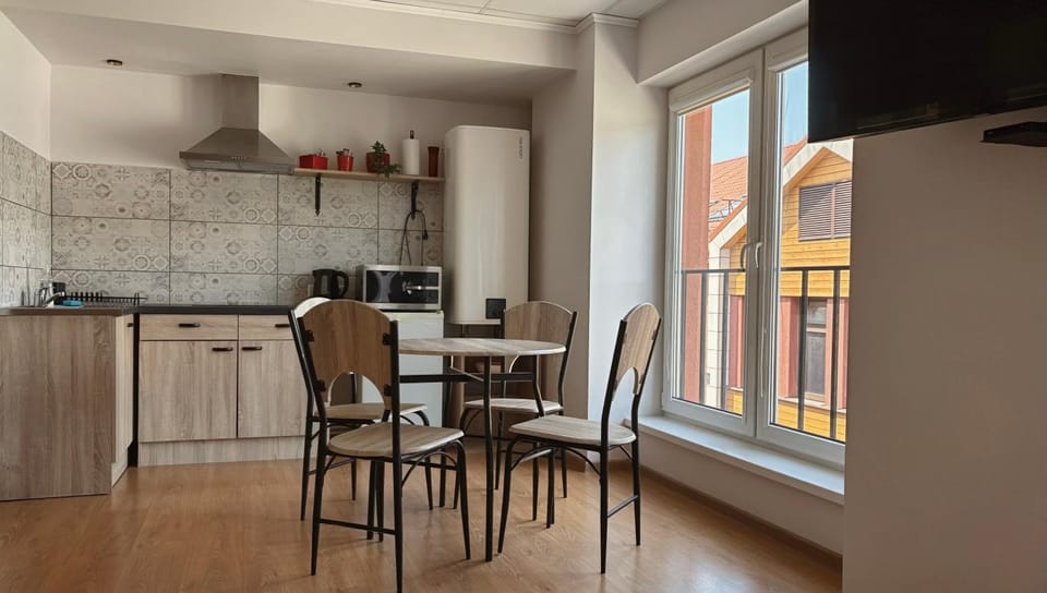 Kitchen or kitchenette, Dining area, stove