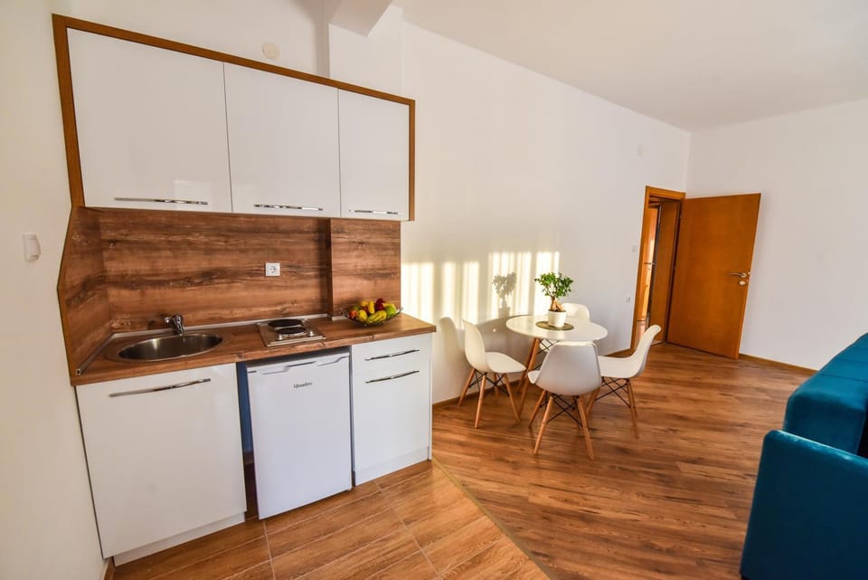 Kitchen or kitchenette, Dining area, oven, pet friendly, stove