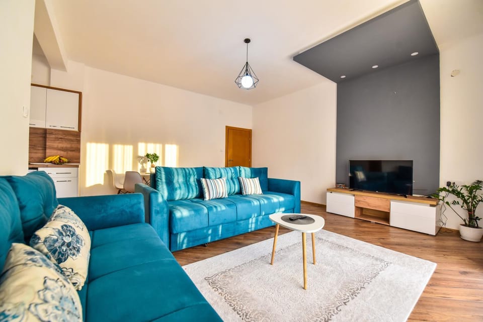 Communal lounge/ TV room, TV and multimedia, Living room, Seating area, Evening entertainment