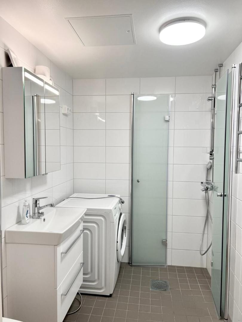 Shower, Toilet
