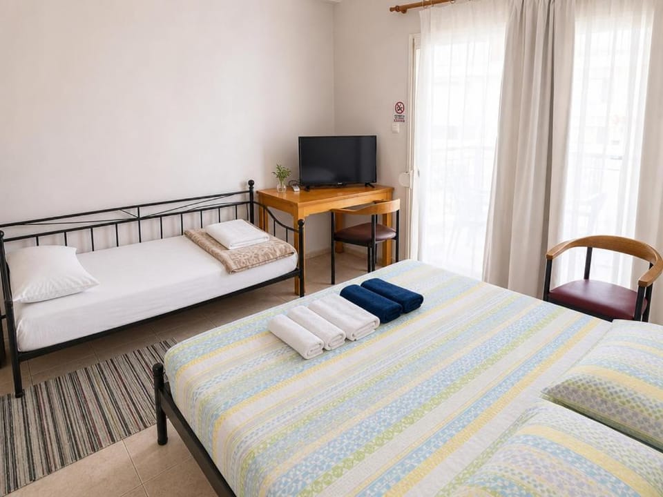 Bed, TV and multimedia, Photo of the whole room, Bedroom, towels