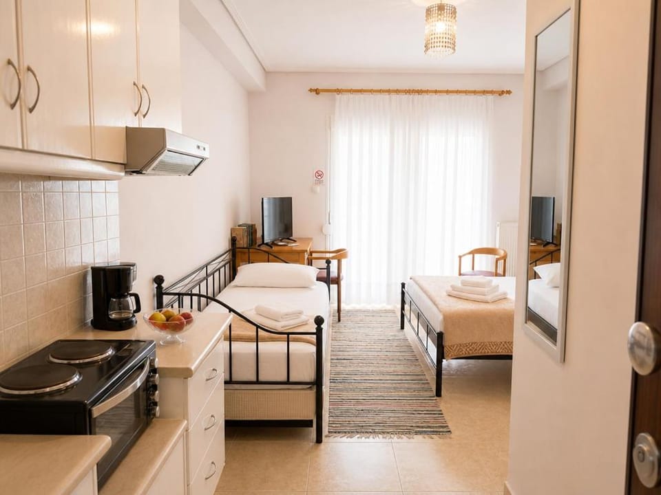 Kitchen or kitchenette, Photo of the whole room, Dining area, stove