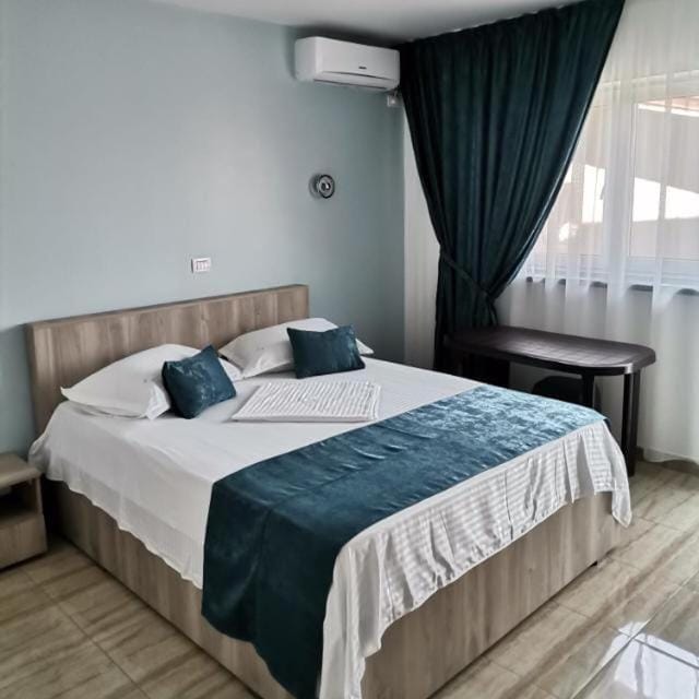 Bed, Photo of the whole room, Bedroom, air conditioner