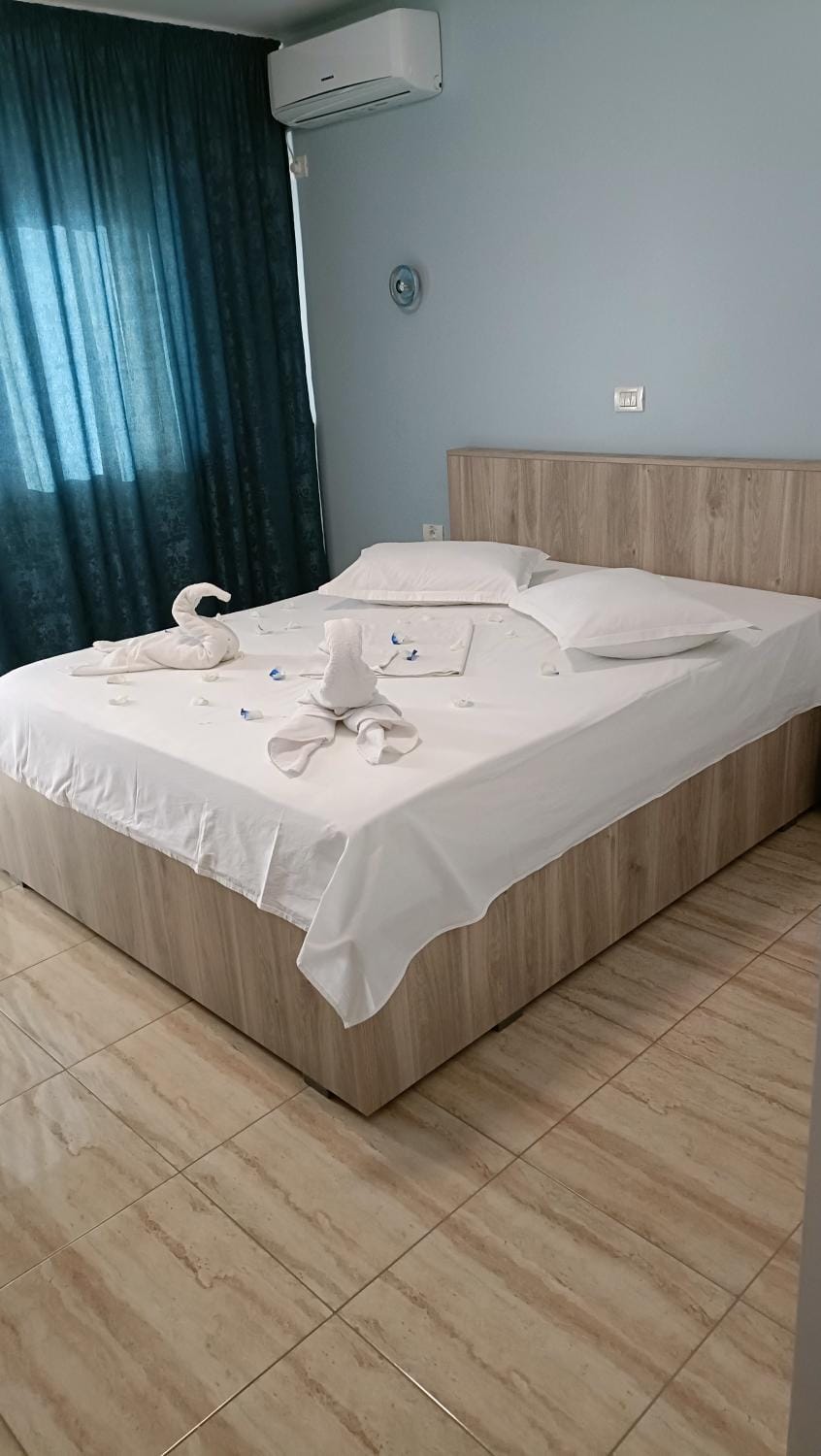 Bed, Bedroom, towels
