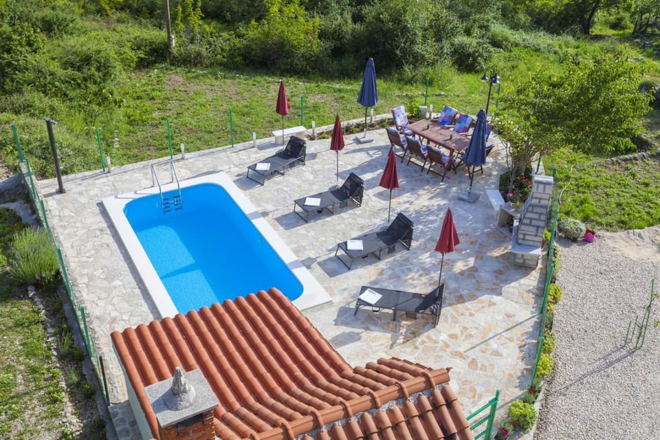 Property building, Garden, Swimming pool