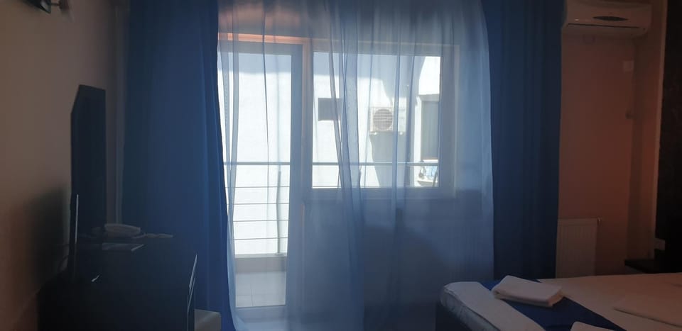 Photo of the whole room, air conditioner