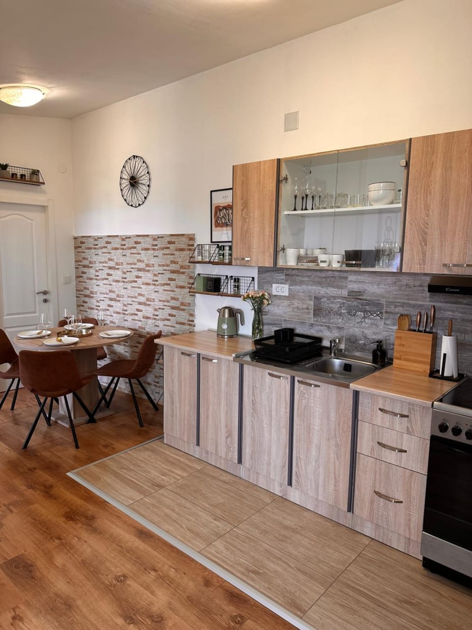 Kitchen or kitchenette, Dining area