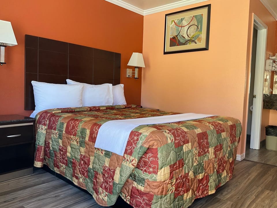 Photo of the whole room, Bedroom