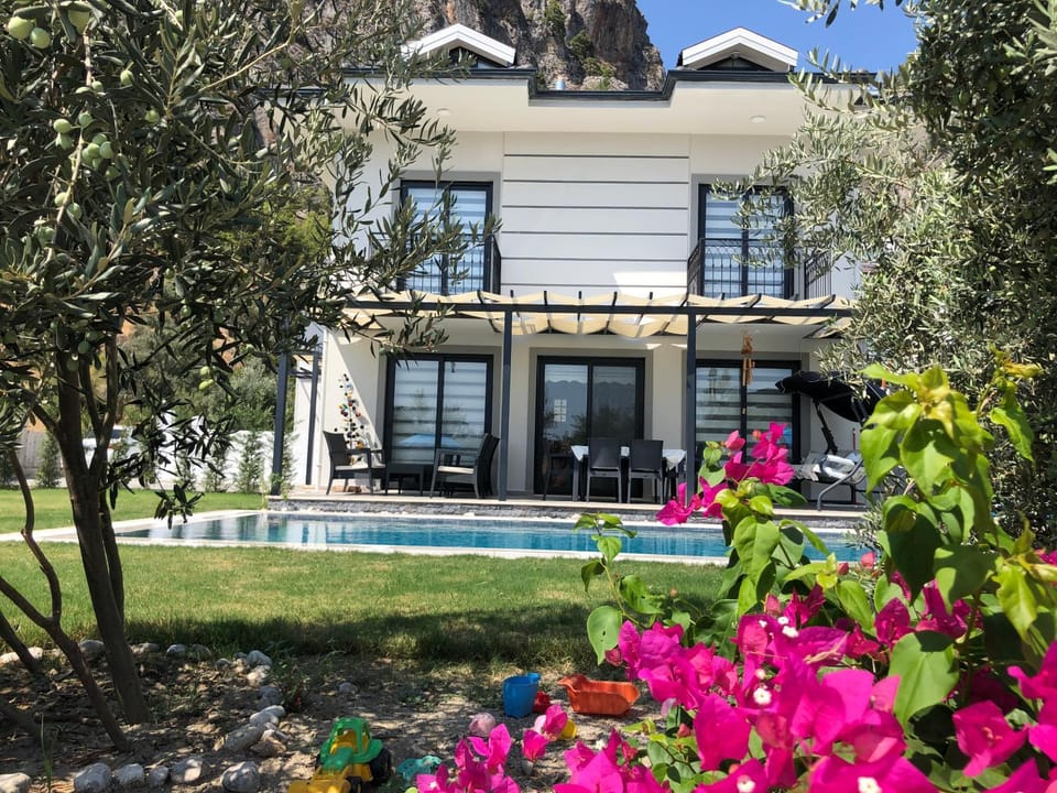 Property building, Facade/entrance, Garden