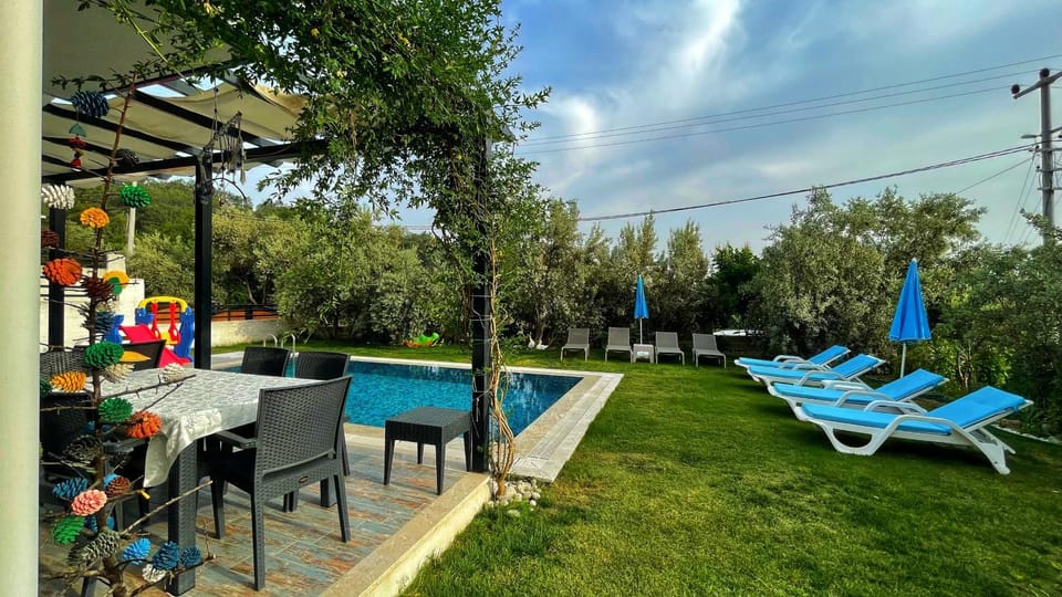 Property building, Garden, Swimming pool