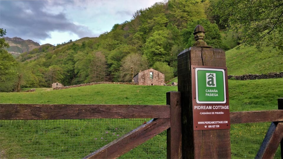 Property building, Spring, Natural landscape, Logo/Certificate/Sign, Mountain view, Street view
