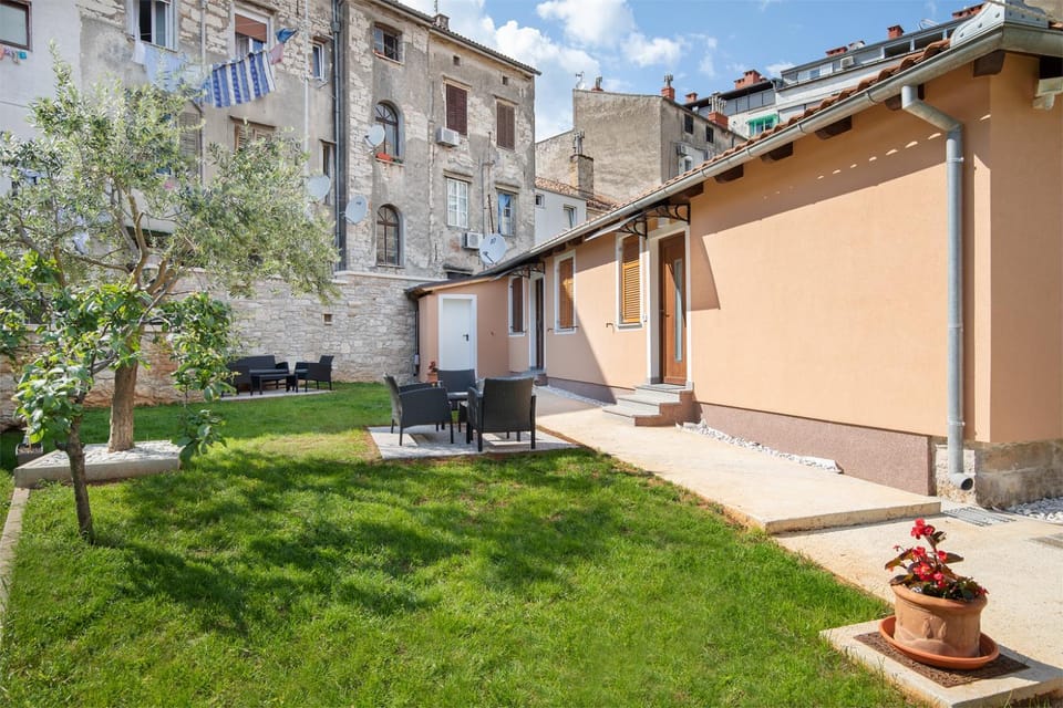 Property building, Patio, Facade/entrance, Garden