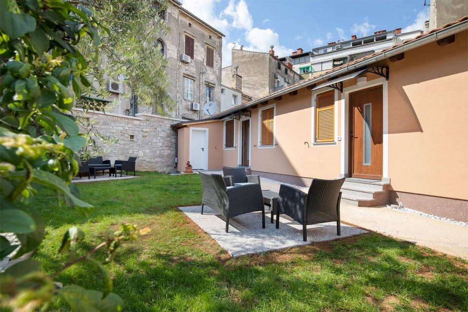 Property building, Patio, Facade/entrance, Garden