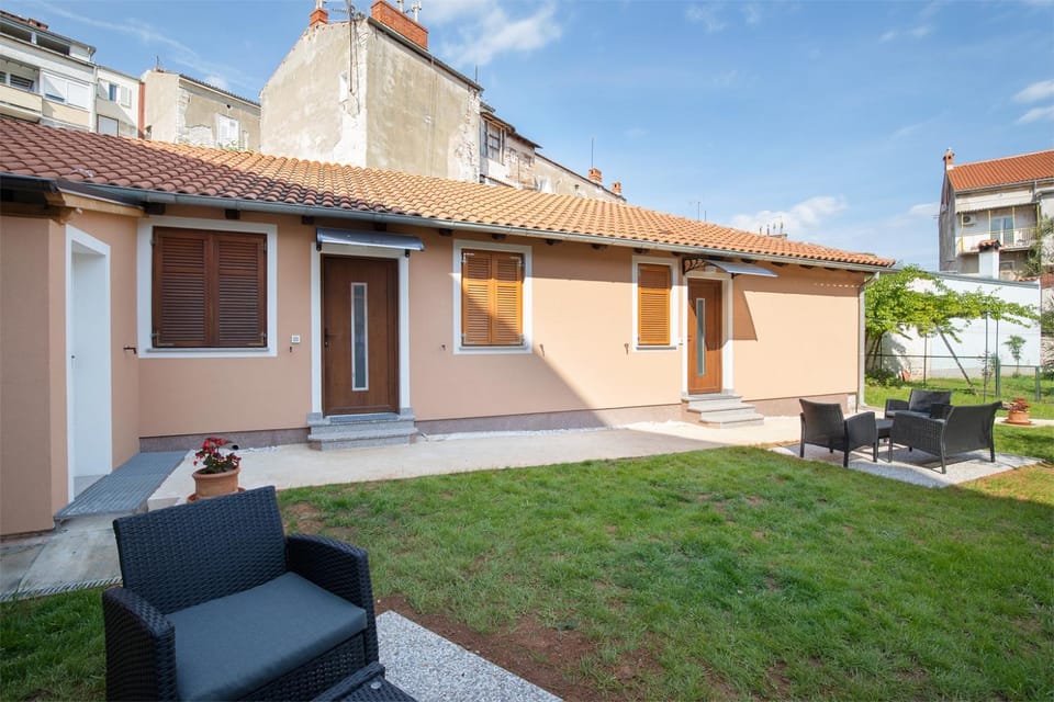 Property building, Patio, Facade/entrance, Garden