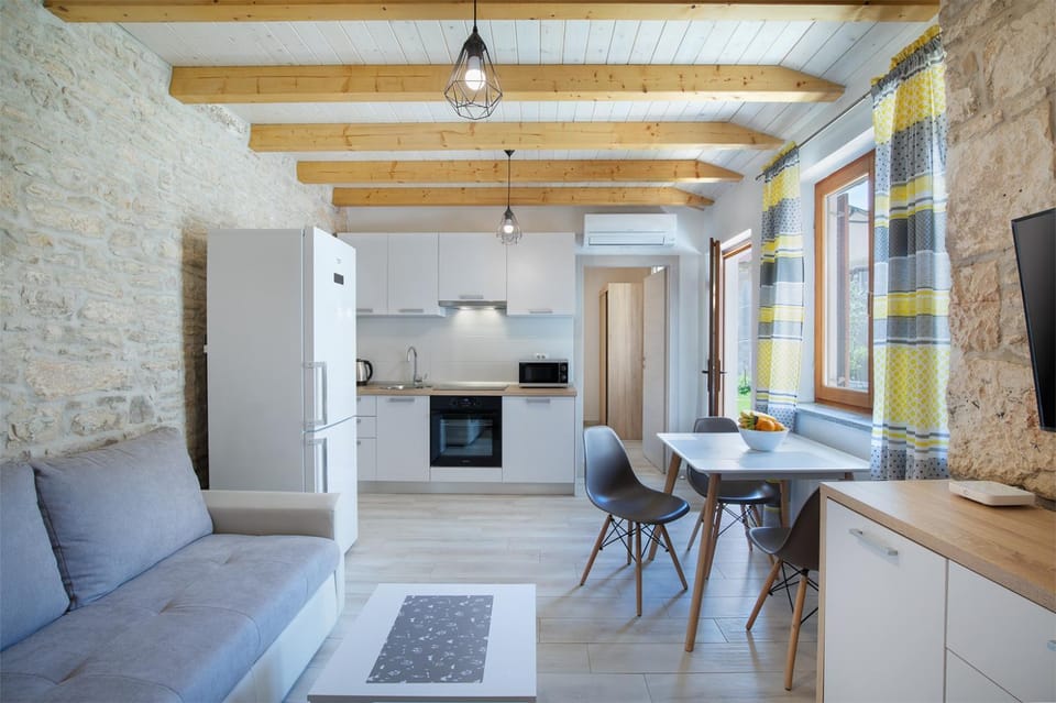 Kitchen or kitchenette, Living room, Seating area, Dining area