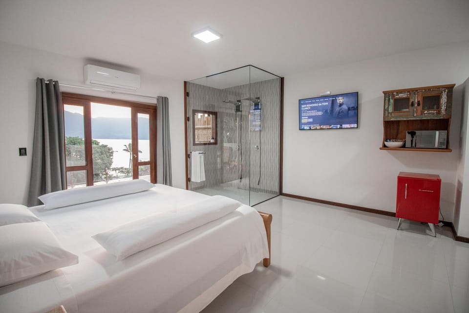 Bed, Bathroom, TV and multimedia, Coffee/tea facilities, Photo of the whole room, Bedroom, microwave, minibar, towels, air conditioner