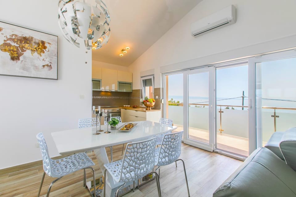 View (from property/room), Balcony/Terrace, Dining area