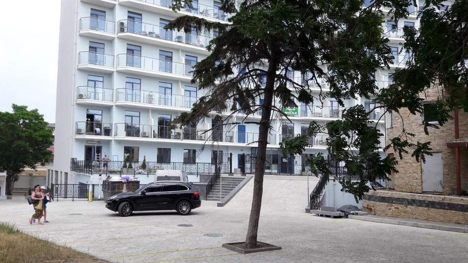Neighbourhood, Street view