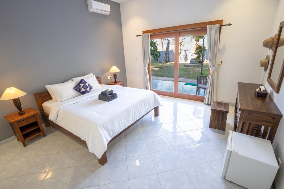 Photo of the whole room, Bedroom