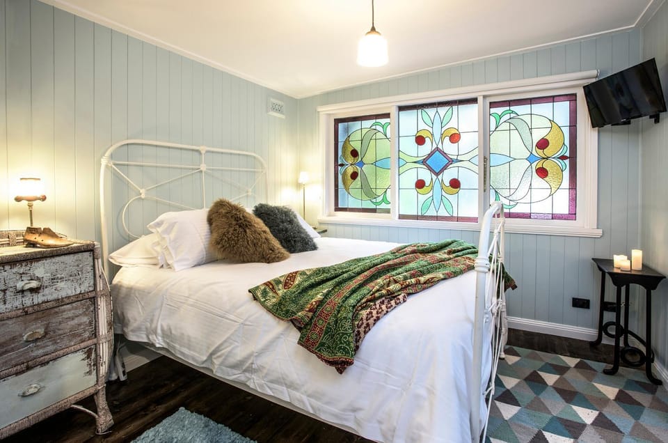Bed, TV and multimedia, Bedroom