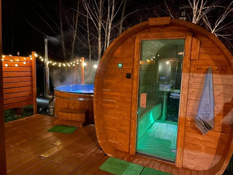 Hot Tub, Sauna