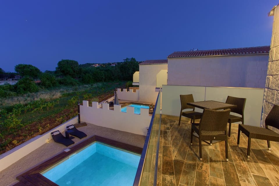 Balcony/Terrace, Seating area, Pool view, Swimming pool, Swimming pool