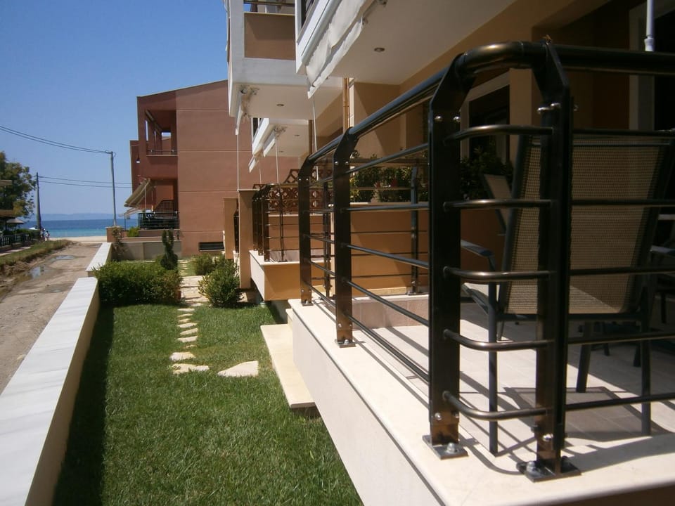 Dafni's Seaside Luxury Studios Apartment hotel in Nikiti