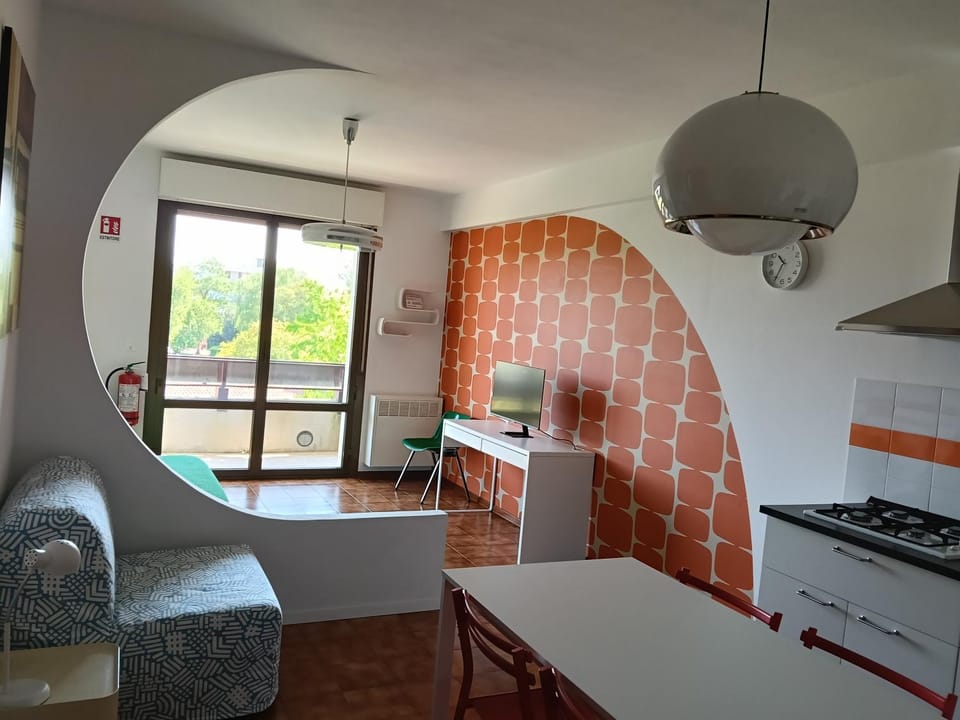 Kitchen or kitchenette, Dining area, stove