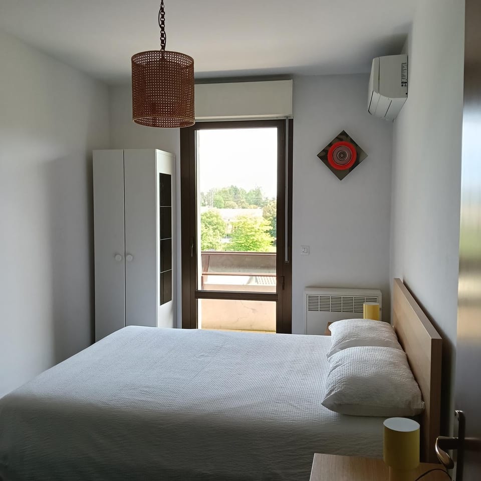Bedroom, air conditioner