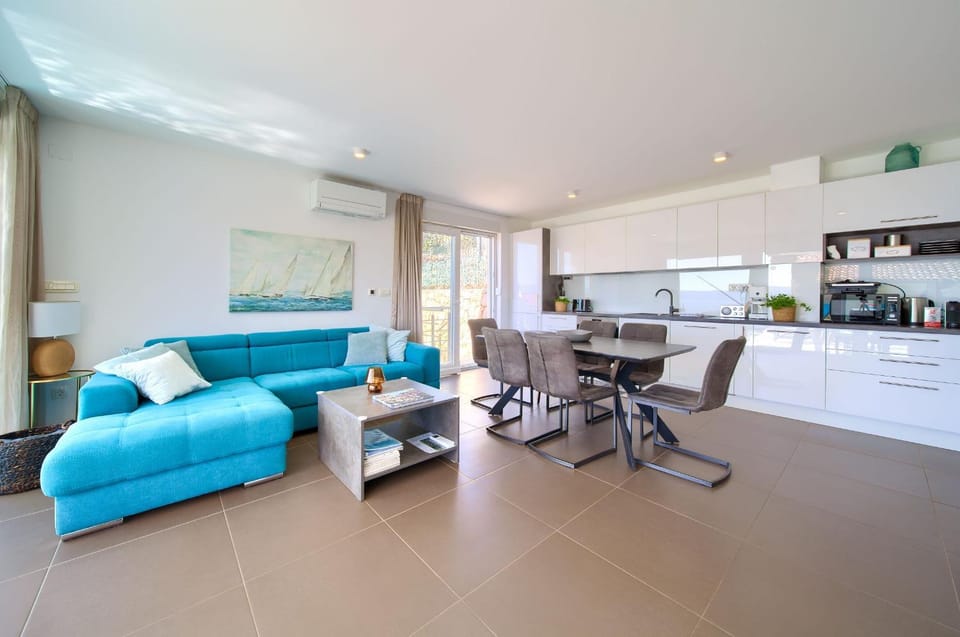Seating area, Dining area, kitchen