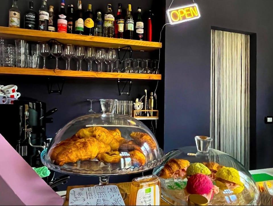 MAISON44 Guesthouse Bar Bistrot Bed and Breakfast in Liguria