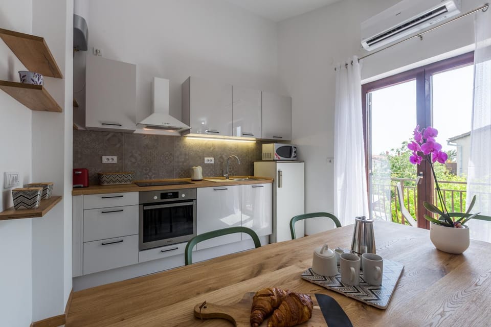 Coffee/tea facilities, Kitchen or kitchenette, Dining area
