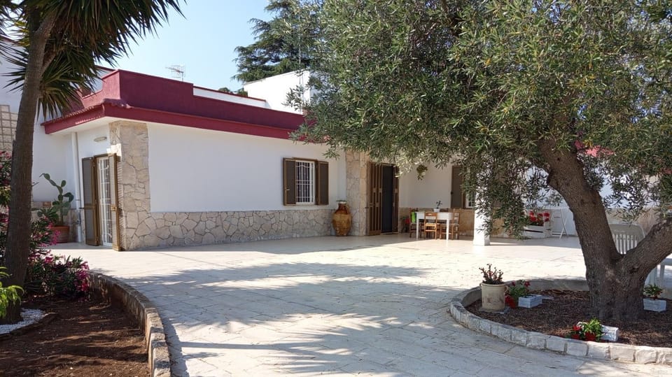 Property building, Facade/entrance, Day