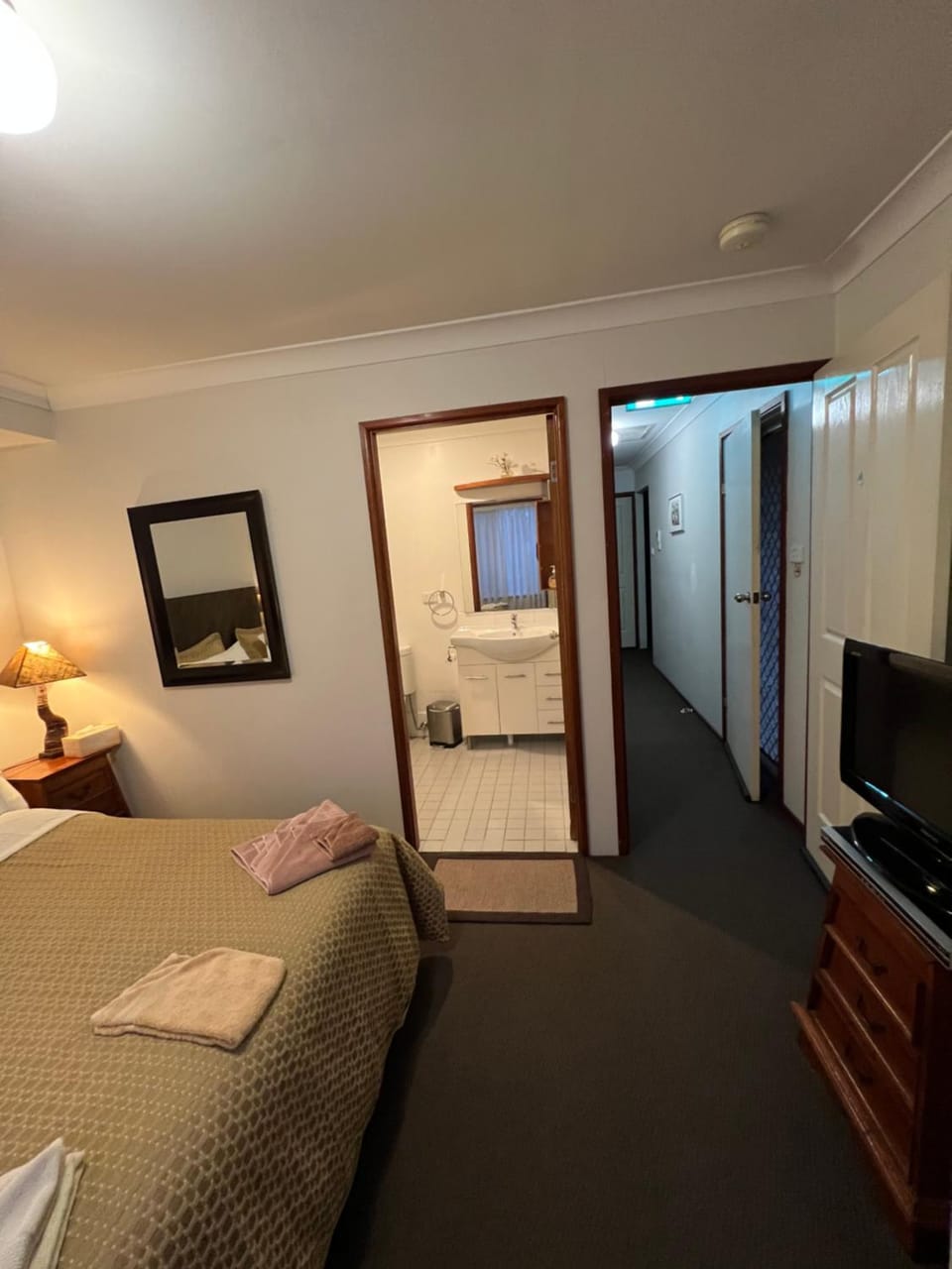 Bed, TV and multimedia, Bedroom