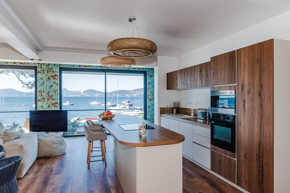 Natural landscape, Kitchen or kitchenette, Living room, Seating area, Dining area, Beach, Sea view, Sea view, dishwasher, oven, pet friendly, stove