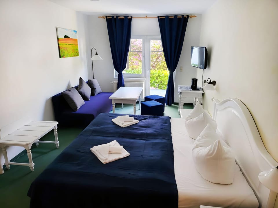 Bed, Photo of the whole room, Seating area