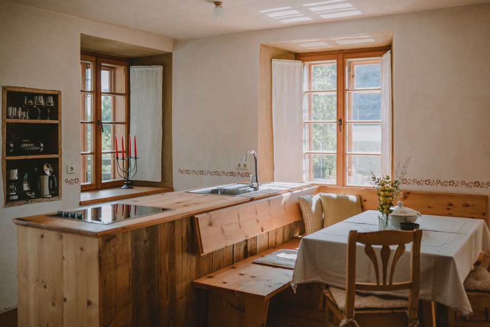 Kitchen or kitchenette, Dining area