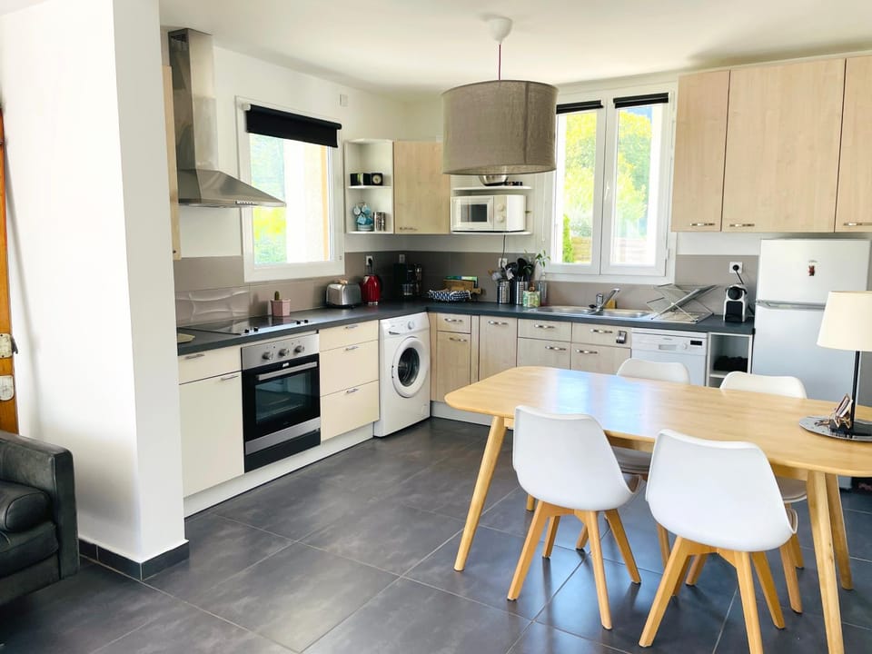 Kitchen or kitchenette, Living room, Seating area, Dining area