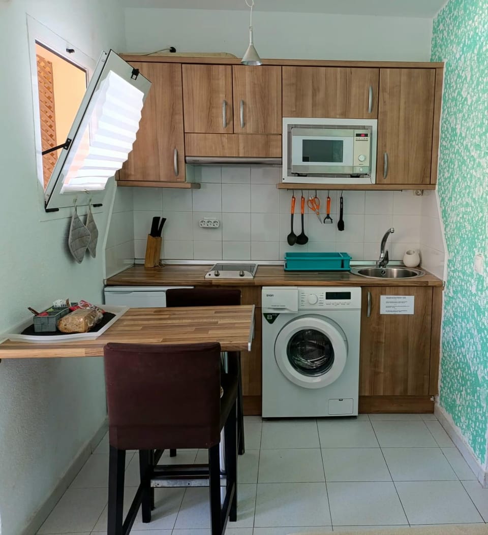 Kitchen or kitchenette, Dining area, stove, washing machine