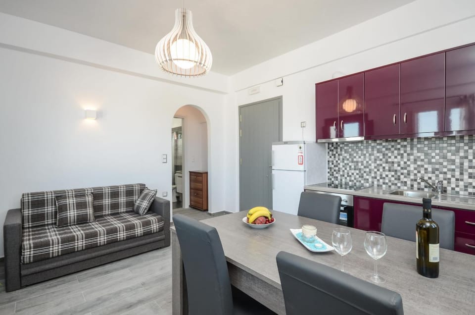 Kitchen or kitchenette, Living room, Seating area, Dining area