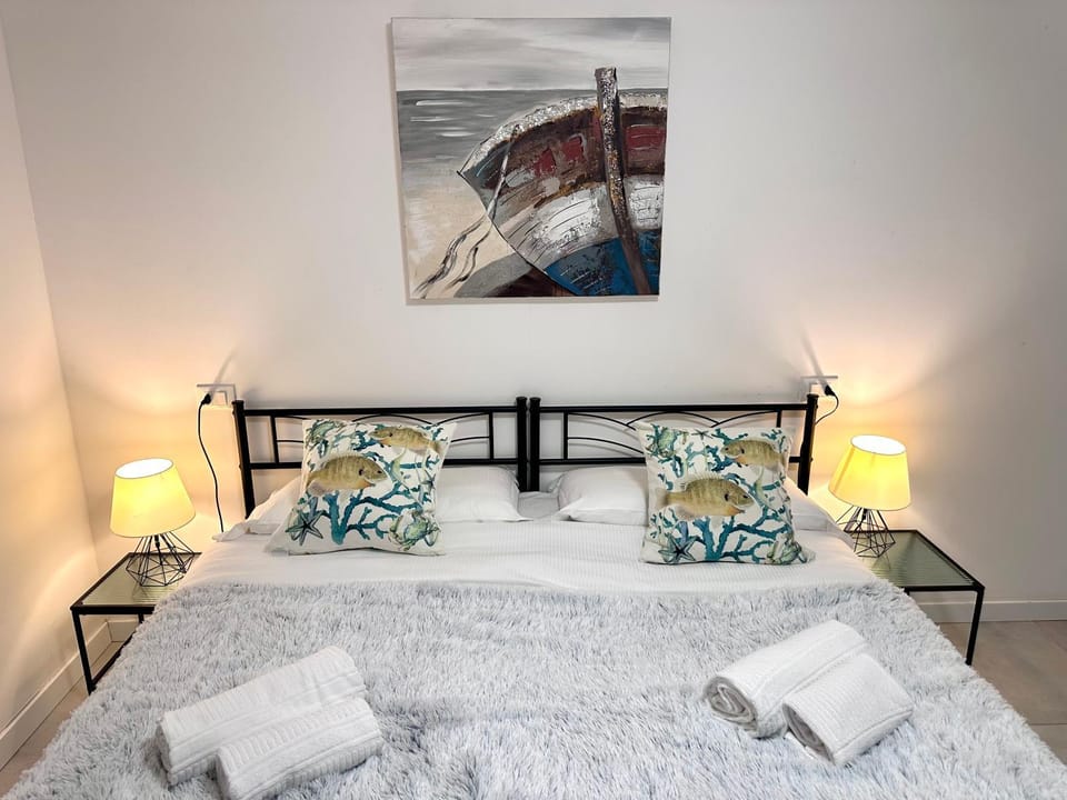 Bed, Bedroom, towels