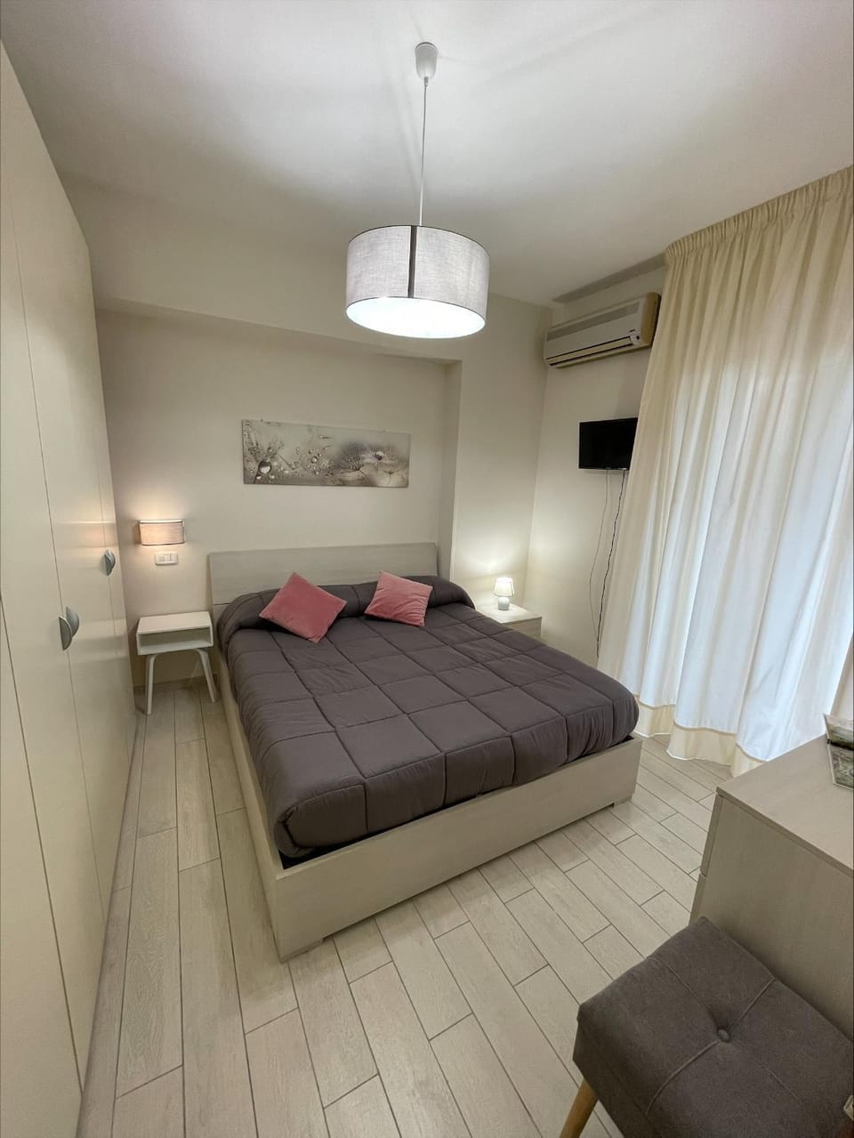 Bed, TV and multimedia, Photo of the whole room, Bedroom