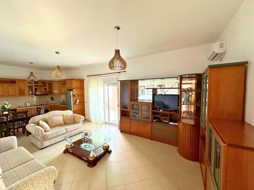 Kitchen or kitchenette, Living room, Seating area, Dining area, oven