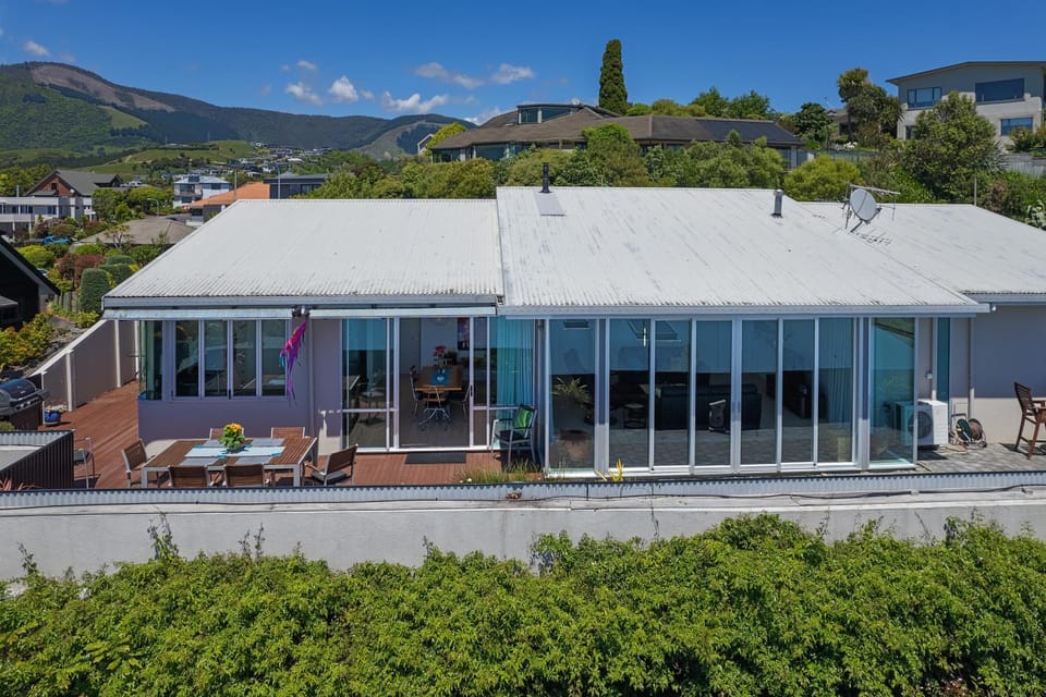 Aporo - Architectural & Spacious with Sea Views Apartment in Nelson