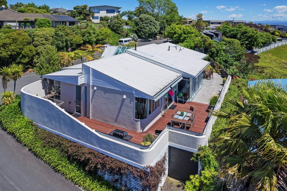 Aporo - Architectural & Spacious with Sea Views Apartment in Nelson