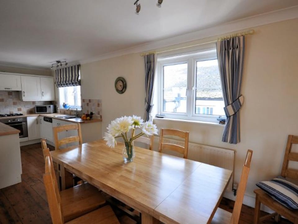 Dining area, kitchen