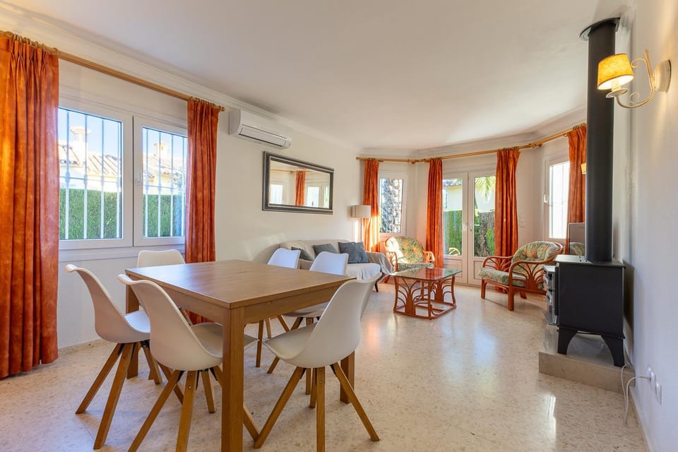 TV and multimedia, Living room, Seating area, Dining area